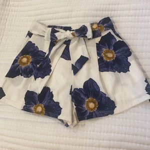 J.O.A. Tie Front Floral Shorts, M